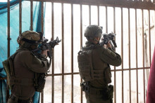 Izraelskí vojaci operujú v pásme Gazy. FOTO: Reuters
