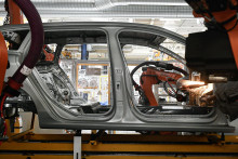Pohľad do montážnej haly karosárne Volkswagen Touareg a Škoda Superb.

FOTO: TASR/P. Neubauer