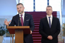 Predseda strany Hlas-SD Peter Pellegrini (vľavo) a predseda strany Maďarská Aliancia Krisztián Forró. FOTO: TASR/Pavel Neubauer