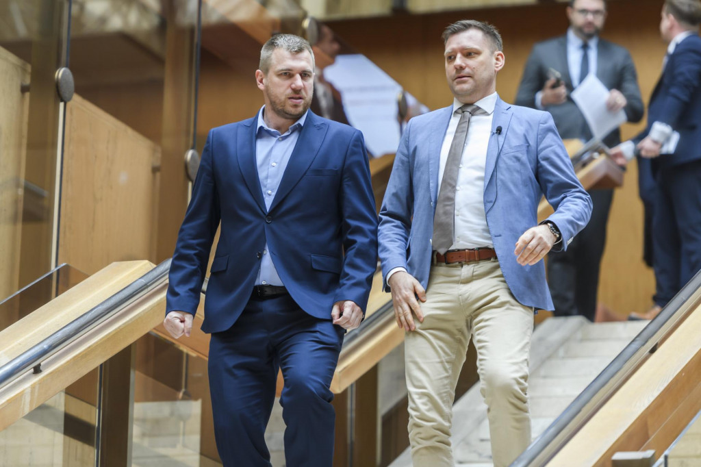 &Scaron;&eacute;f envirorezortu Tom&aacute;&scaron; Taraba spolu so svoj&iacute;m &scaron;t&aacute;tnym tajomn&iacute;kom na ministerstve životn&eacute;ho prostredia Filipom Kuffom. FOTO: TASR/J. Nov&aacute;k