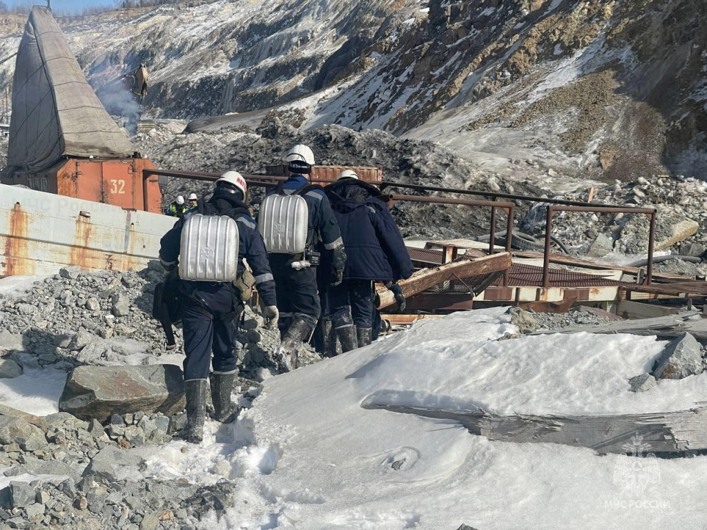 Záchranári sa zúčastňujú pátracej akcie v snahe zachrániť 13 baníkov, ktorí uviazli v zlatej bani Pioneer po páde skaly, v regióne Amur v Rusku. FOTO: Reuters