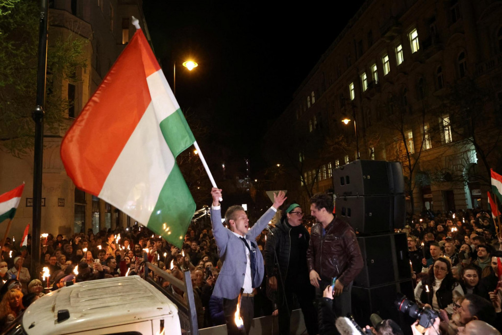 Peter Magyar, právnik a podnikateľ, ktorý mal v minulosti blízko k vládnucej nacionalistickej vláde v Maďarsku, máva počas protestu požadujúceho odstúpenie hlavného prokurátora Petra Polta a premiéra Viktora Orbána. FOTO: Reuters