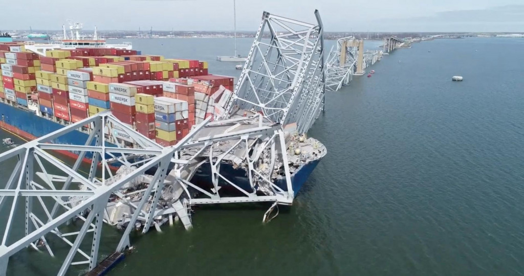 Letecký pohľad na nákladnú loď Dali, ktorá vrazila do mosta Key Bridge v americkom Baltimore. FOTO: Reuters