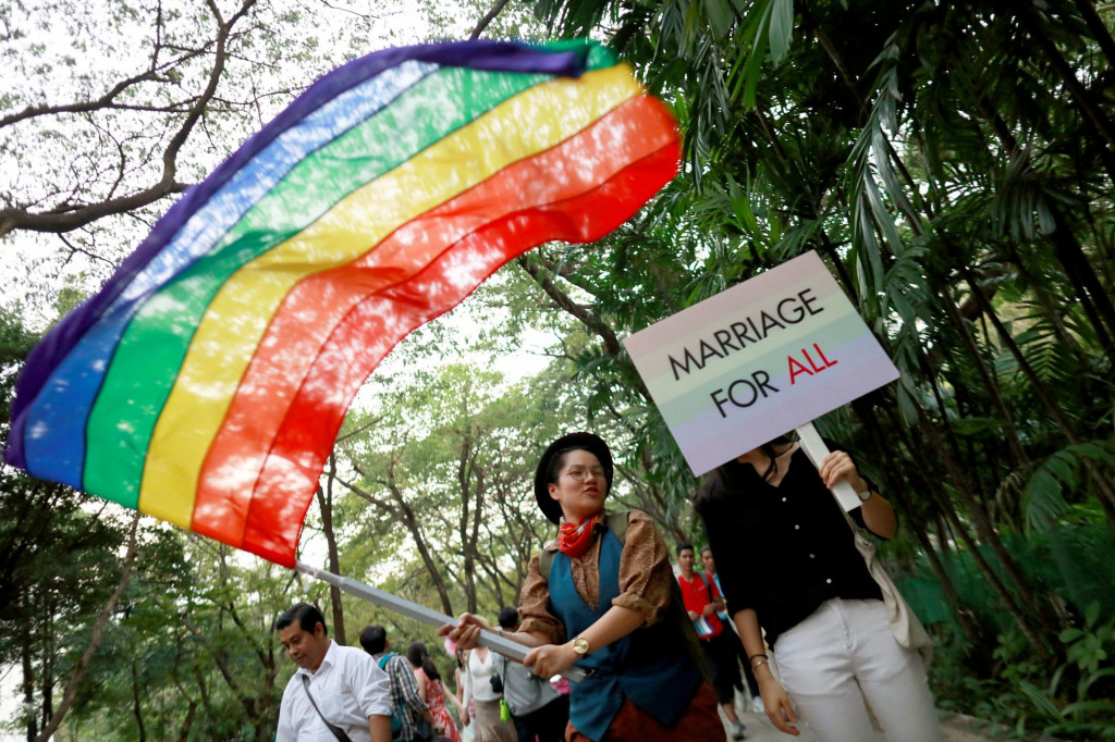 Thajská LGBTQ+ komunita sa zúčastňue na dúhovom pochode v Bangkoku. FOTO: Reuters