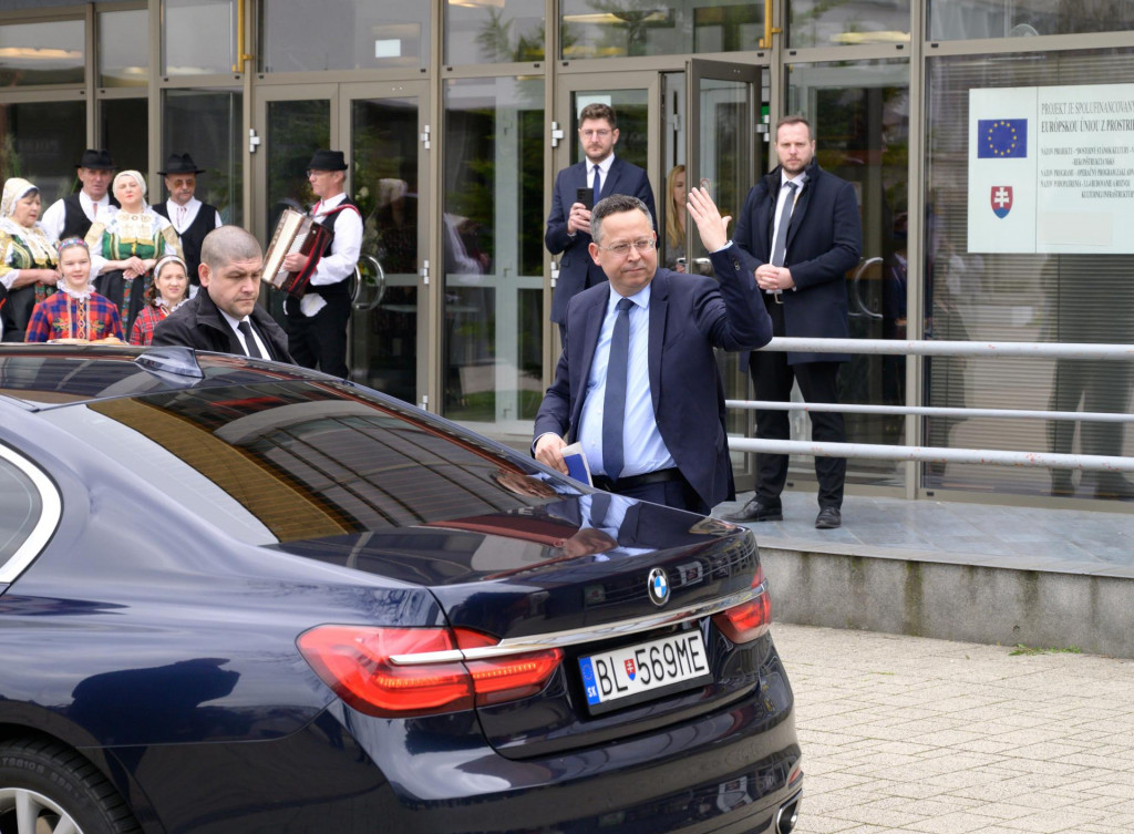 Minister financií Ladislav Kamenický prichádza na výjazdové zasadnutie vlády v Galante. FOTO: TASR/Henrich Mišovič