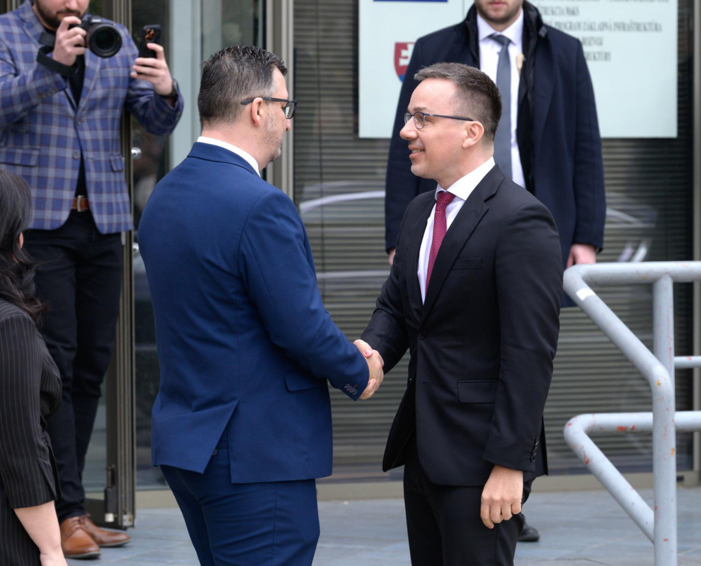 Minister pr&aacute;ce, soci&aacute;lnych vec&iacute; a rodiny Erik Tom&aacute;&scaron; prich&aacute;dza na v&yacute;jazdov&eacute; zasadnutie vl&aacute;dy v Galante. FOTO: TASR/Henrich Mi&scaron;ovič