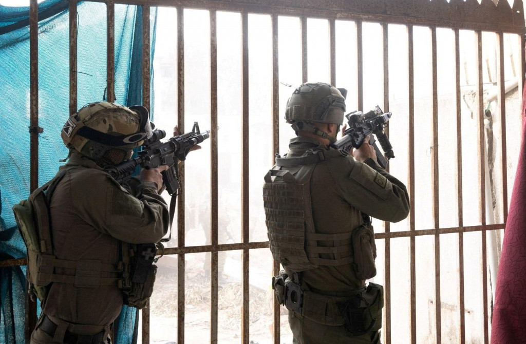Izraelskí vojaci operujú v pásme Gazy. FOTO: Reuters