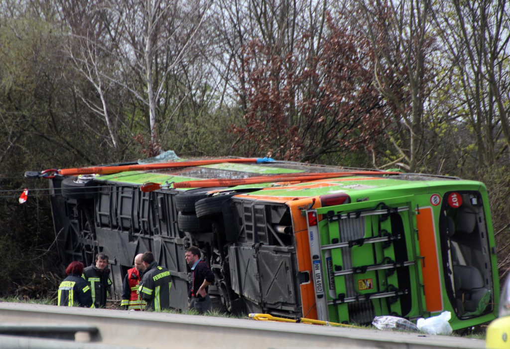 Pohotovostný personál mieste nehody autobusu na diaľnici A9 pri meste Schkeuditz, neďaleko východonemeckého mesta Lipsko. FOTO: Reuters
