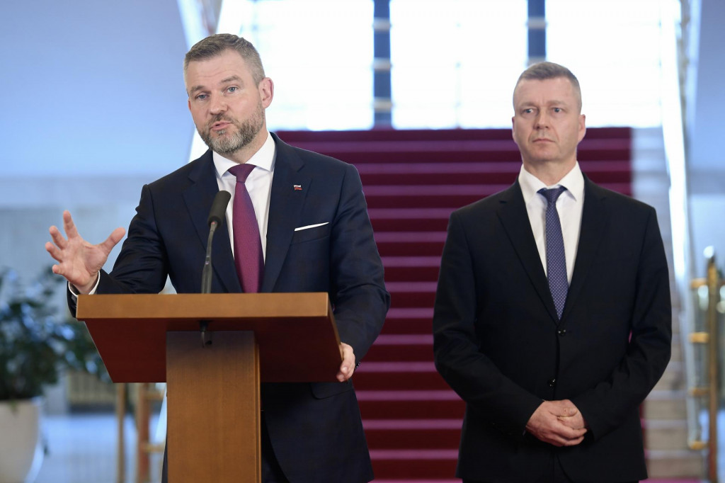 Predseda strany Hlas-SD Peter Pellegrini (vľavo) a predseda strany Maďarsk&aacute; Aliancia Kriszti&aacute;n Forr&oacute;. FOTO: TASR/Pavel Neubauer