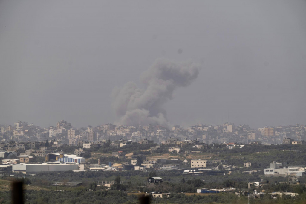 Dym stúpa pri explózii po izraelskom bombardovaní pásma Gazy, čo je viditeľné z juhu Izraela. FOTO: TASR/AP