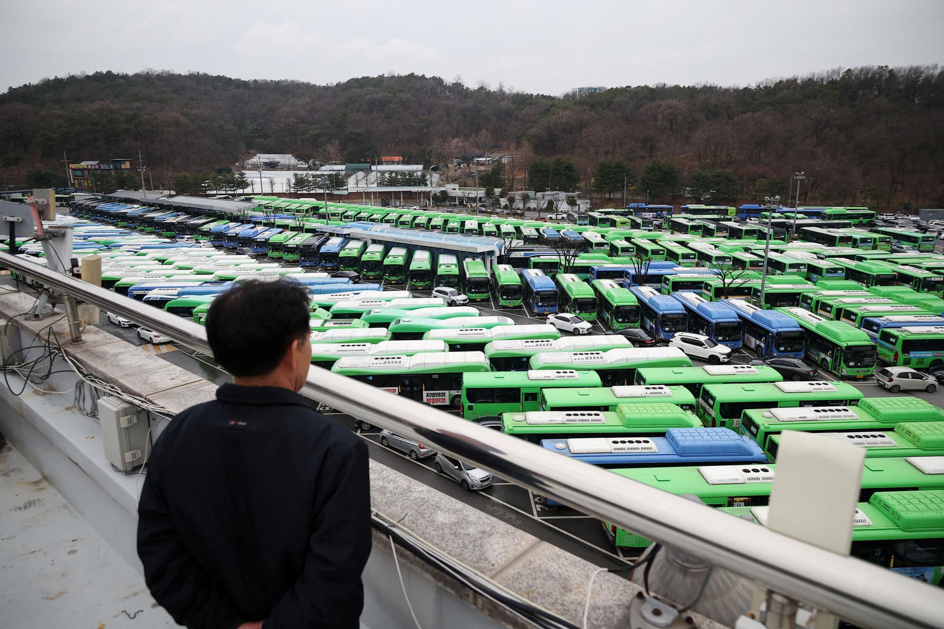 Tisíce vodičov autobusov v Soule pre štrajk nenastúpili do práce