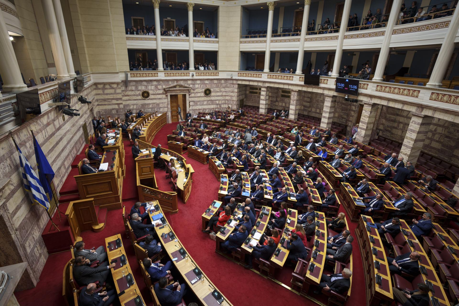 Grécky parlament zamietol návrh na vyslovenie nedôvery vláde po vlakovej nehode. Mala manipulovať vyšetrovanie