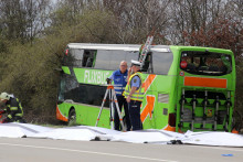 Pohotovostný personál a polícia pracujú na mieste po nehode autobusu na diaľnici A9 pri meste Schkeuditz, neďaleko mesta Lipsko. FOTO: Reuters