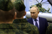 Ruský prezident Vladimir Putin na stretnutí s ruskými vojenskými pilotmi. FOTO: REUTERS