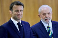 Francúzsky prezident Emmanuel Macron žmurká v blízkosti brazílskeho prezidenta Luiza Inacia Lulu da Silvu.  FOTO: Reuters