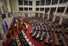 Grécki poslanci rokujú počas zasadnutia parlamentu v Aténach. FOTO: TASR/AP