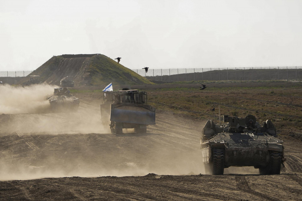 Izraelské tanky sa pohybujú neďaleko hranice Izraela s pásmom Gazy. FOTO: TASR/AP