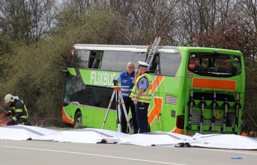 Pohotovostný personál a polícia pracujú na mieste po nehode autobusu na diaľnici A9 pri meste Schkeuditz, neďaleko mesta Lipsko. FOTO: Reuters