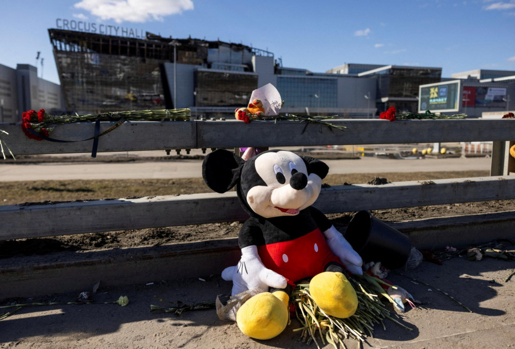 Kvety a hračky sú umiestnené na okraji cesty pred vyhorenou koncertnou sálou Crocus pri Moskve. FOTO: Reuters