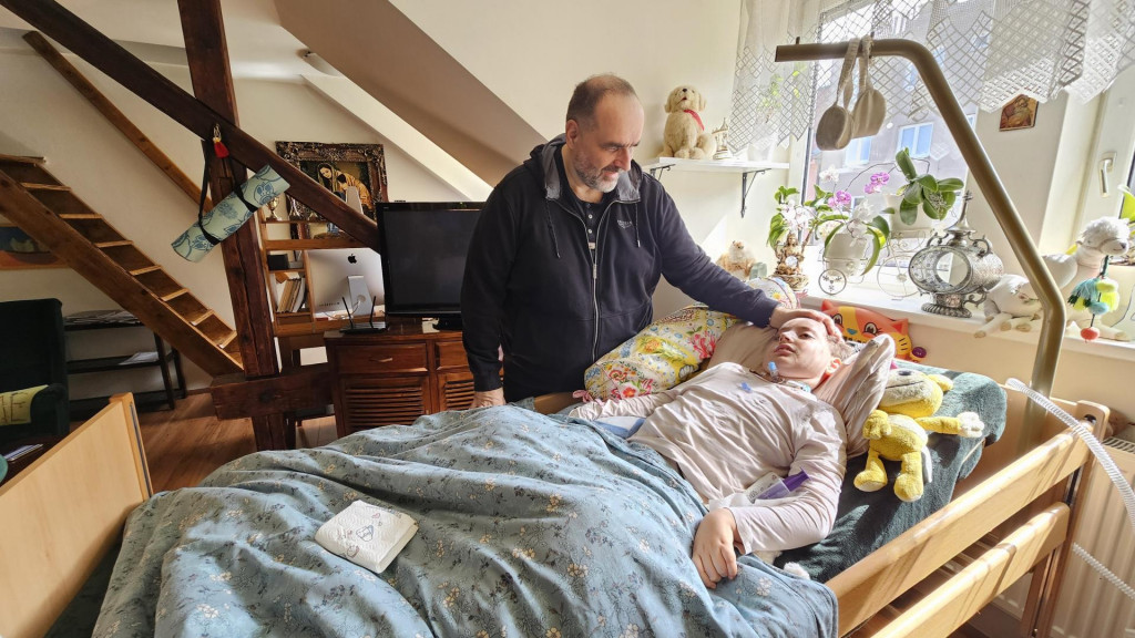 Pavol Frešo s ťažko chorým synom Alankom.

FOTO: HN/Autorka