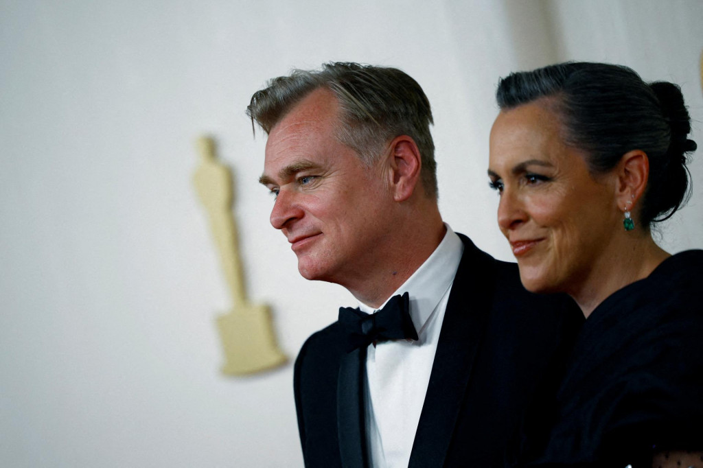 Christopher Nolan a Emma Thomas pózujú na červenom koberci počas príchodov na Oscara. FOTO: Reuters