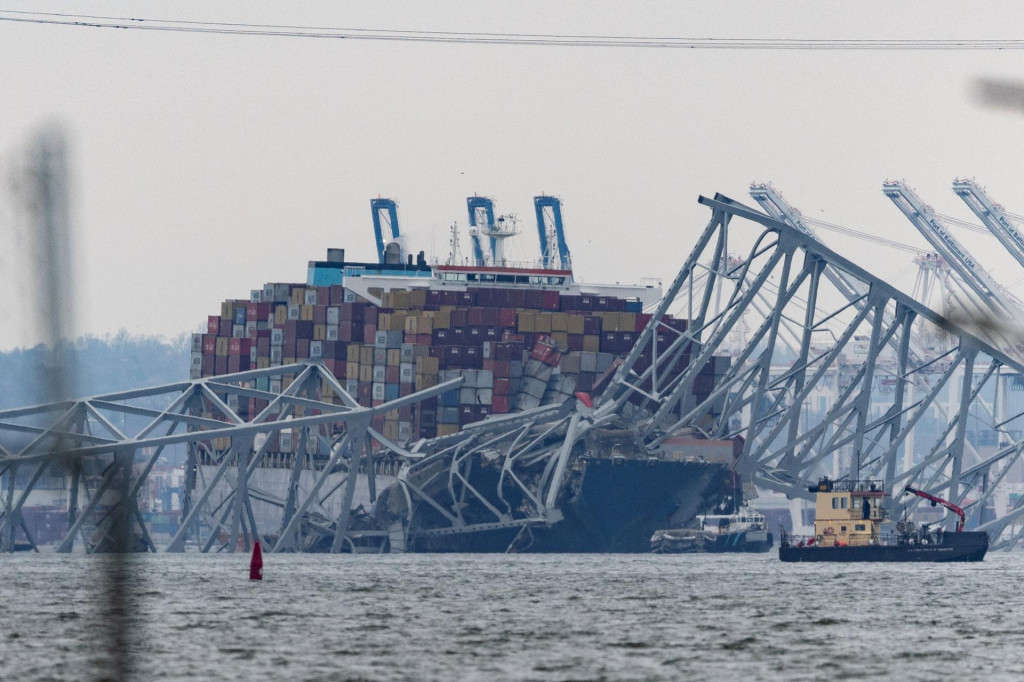 Nákladná loď Dalího po páde mosta Francisa Scotta Key Bridge v Baltimore. FOTO: Reuters