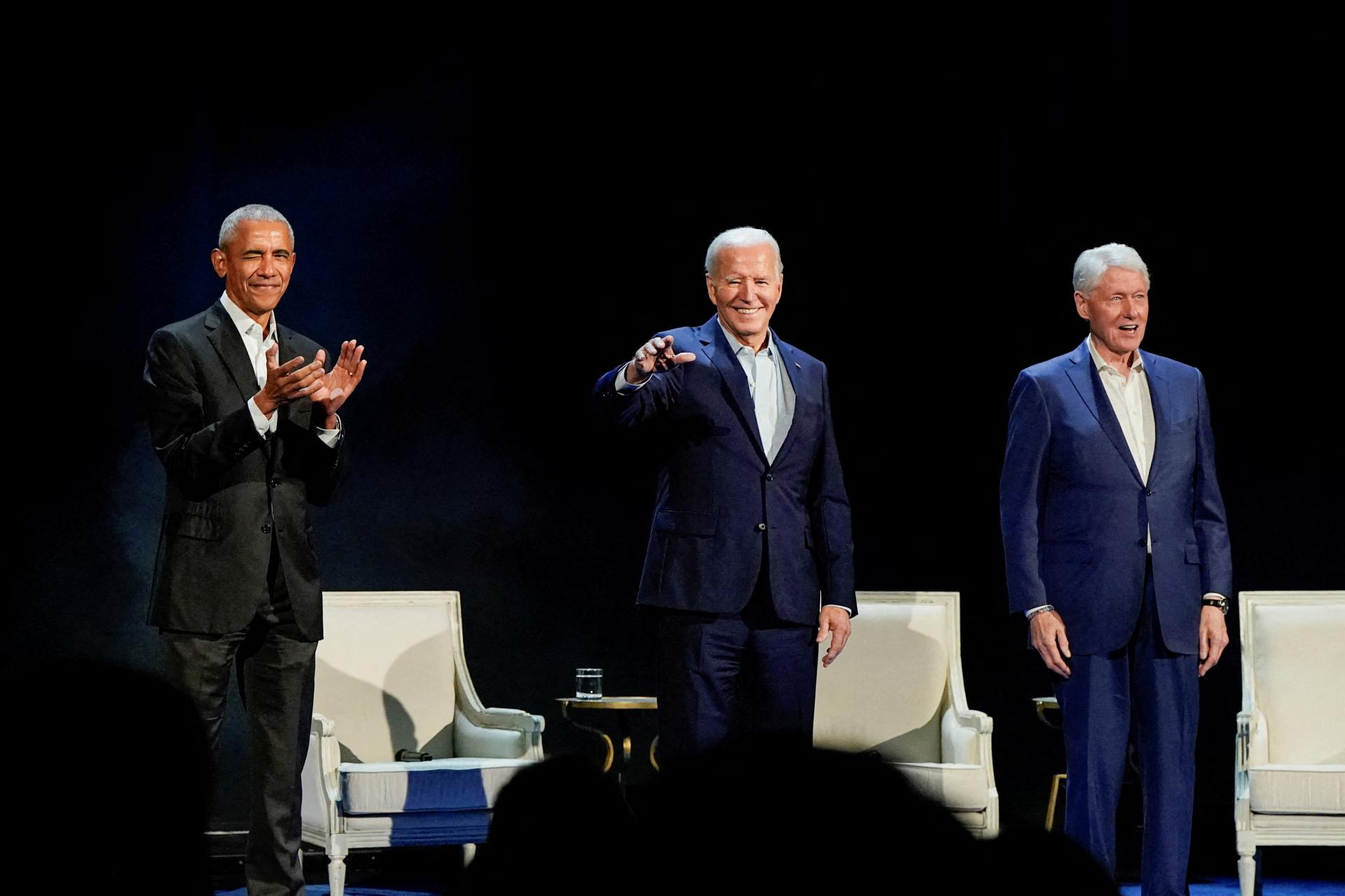 Obama, Clinton a veľké mená šoubiznisu pomohli Bidenovi vyzbierať 25 miliónov