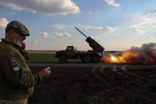 Príslušníci ukrajinskej armády vystrelili z viacnásobného odpaľovacieho raketového systému (MLRS) BM-21 Grad smerom k ruským jednotkám v Doneckej oblasti. FOTO: Reuters