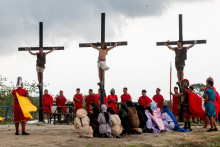 Na Filipínach sa ľudia nechali pribiť na kríž, aby pripomenuli Kristovo utrpenie