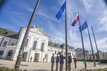 Pri príležitosti 20. výročia vstupu Slovenskej republiky do Severoatlantickej aliancie (NATO) vztýčili vlajku NATO pred Prezidentským palácom. FOTO: TASR/Martin Baumann