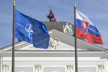Pri príležitosti 20. výročia vstupu Slovenskej republiky do Severoatlantickej aliancie (NATO) vztýčili vlajku NATO pred Prezidentským palácom. FOTO: TASR/Martin Baumann