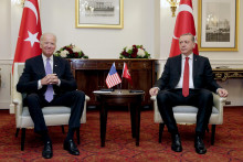 Americký viceprezident Joe Biden sa zúčastňuje na bilaterálnom stretnutí s tureckým prezidentom Tayyipom Erdoganom. FOTO: Reuters