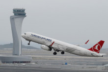 Lietadlo Airbus A321-200 spoločnosti Turkish Airlines odlieta z istanbulského letiska. FOTO: Reuters