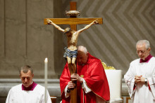 Pápež František predsedá Veľkopiatkovej bohoslužbe umučenia Pána v Bazilike sv. Petra vo Vatikáne. FOTO: Reuters