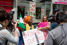 Aktivistka Delois Blakelyová protestuje pred nigérijským veľvyslanectvom v New Yorku. FOTO: Flickr