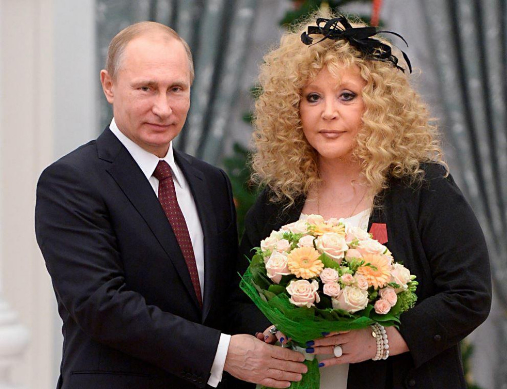 Ruský prezident Vladimir Putin a ruská popová superstar Alla Pugačovová. FOTO: TASR/AP