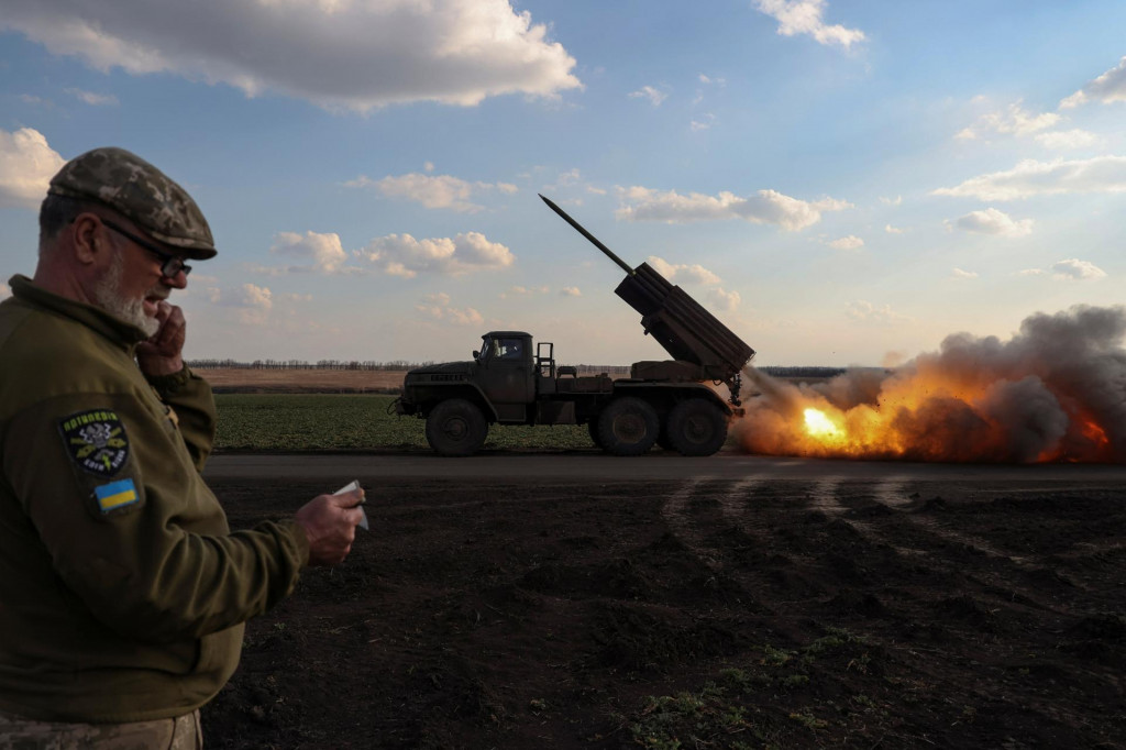 Príslušníci ukrajinskej armády vystrelili z viacnásobného odpaľovacieho raketového systému (MLRS) BM-21 Grad smerom k ruským jednotkám v Doneckej oblasti. FOTO: Reuters