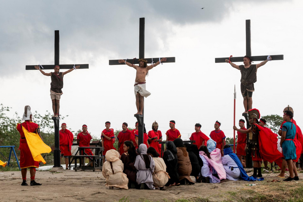 Filipínsky katolík Ruben Enaje je pribitý na kríž počas rekonštrukcie ukrižovania Ježiša Krista na Veľký piatok. FOTO: Reuters