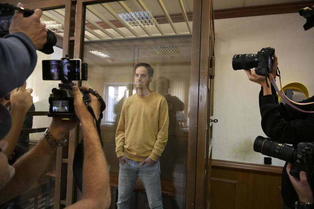 Americký novinár a reportér Wall Street Journal Evan Gershkovich stojí v presklenej klietke na súde v Moskve. FOTO: TASR/AP