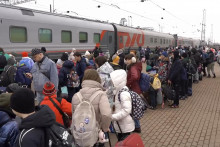 Deti z ruských osád pri hraniciach s Ukrajinou nastupujú do vlaku, ktorý ich evakuuje do ruského mesta Penza v Belgorodskej oblasti. FOTO: TASR/AP
