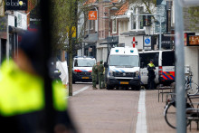 Holandskí policajti zasahujú v blízkosti kaviarne v Ede. FOTO: Reuters