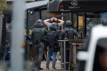 Holandskí policajti zadržali osobu v blízkosti kaviarne v Ede. FOTO: Reuters