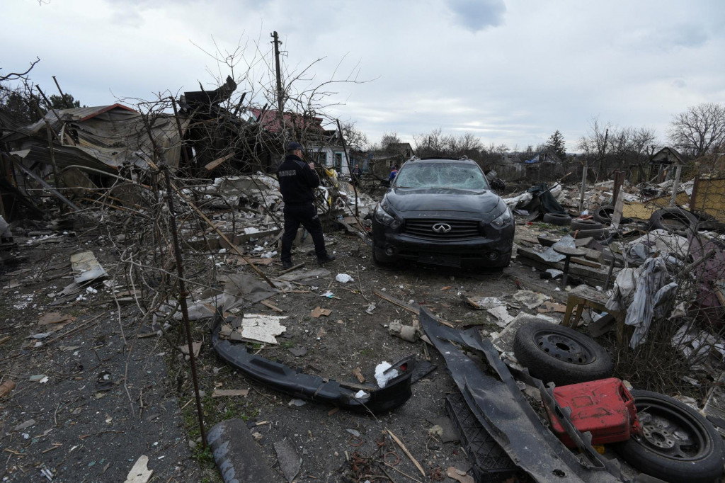 Obytná štvrť v Dnepropetrovskej oblasti ťažko poškodená počas útoku ruských rakiet a dronov. FOTO: Reuters