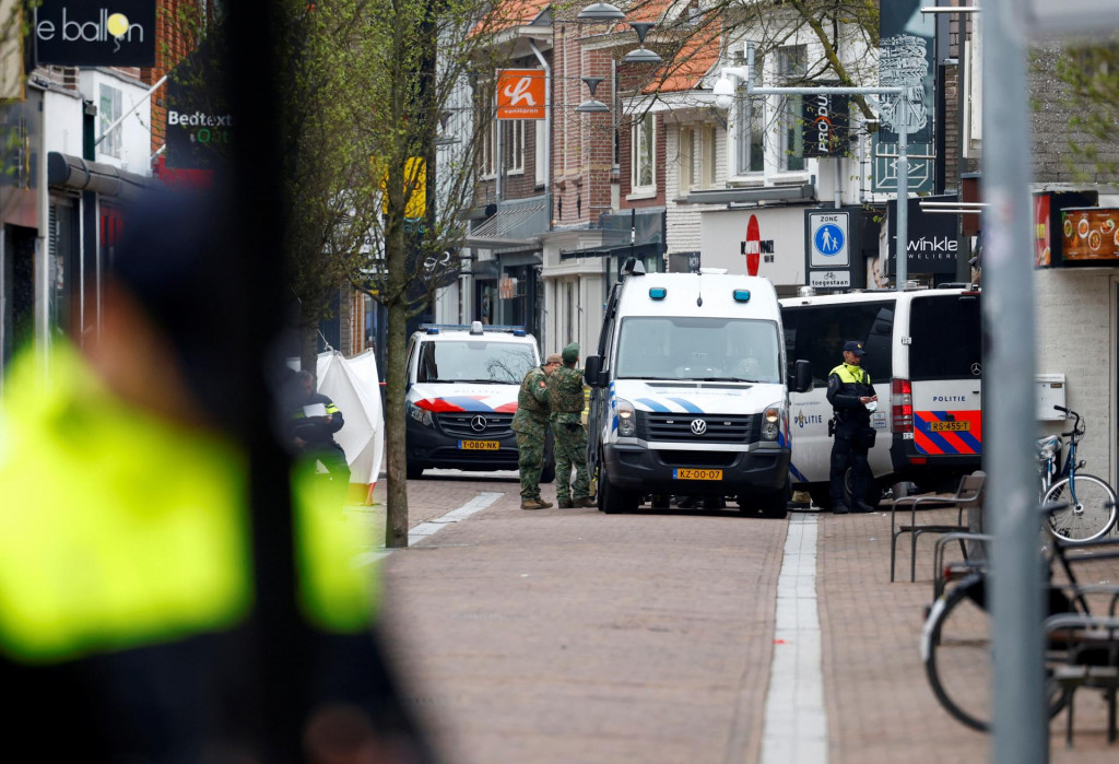 Holandskí policajti zasahujú v blízkosti kaviarne v Ede. FOTO: Reuters