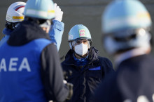 Generálny riaditeľ Medzinárodnej agentúry pre atómovú energiu Rafael Grossi (uprostred) kráča vo fabrike, kde prebieha vypúšťanie vyčistenej rádioaktívnej odpadovej vody z jadrovej elektrárne Fukušima. FOTO: TASR/AP