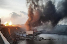 Hustý dym stúpa počas požiaru najväčšej vodnej elektrárne na Ukrajine v meste Dnipro po útoku ruskej armády. FOTO: TASR/AP