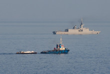 Remorkér ťahá čln naložený humanitárnou pomocou pre Gazu. FOTO: Reuters
