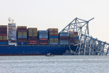 Trosky nákladnej lode Dali, ktorá narazila do mosta Francisa Scotta Key Bridge a spôsobila jeho zrútenie, ležia na palube v Baltimore. FOTO: Reuters