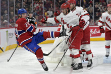 Útočník Caroliny Hurricanes Seth Jarvis (24) a spoluhráč obranca Brett Pesce (22) strčili útočníka Montrealu Canadiens Juraja Slafkovského. FOTO: Reuters