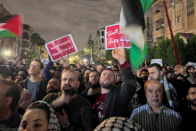 Ľudia protestujú na podporu Palestínčanov v Gaze. FOTO: Reuters